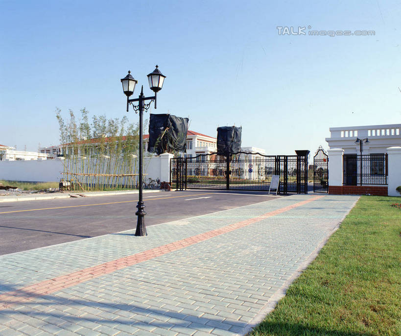 无人,家,横图,室外,白天,正面,度假,美景,别墅,门,城市风光,城市,路灯,哺乳动物,鹿,野生动物,照明,房屋,屋子,景观,公寓,灯光,娱乐,洋房,楼房,住宅,灯,蓝色,蓝天,天空,动物,门框,天,享受,休闲,景色,放松,晴朗,照亮,照明设备,万里无云,礁鹿,晴空,晴空万里,彩图,房子,shrj1