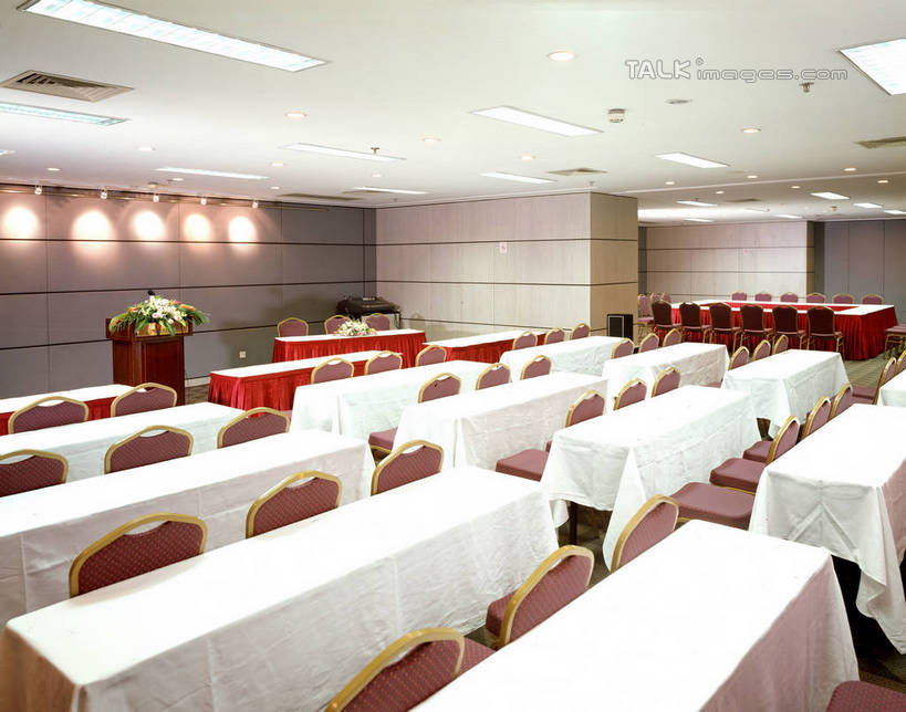 无人,办公室,横图,室内,白天,正面,家具,桌子,椅子,照明,阴影,盛开,光线,影子,办公桌,灯光,花蕾,顶灯,灯,花,花瓣,花朵,鲜花,讲台,灯具,花苞,花蕊,照亮,照明设备,演说台,演讲台,办公家具,彩图,shrj1