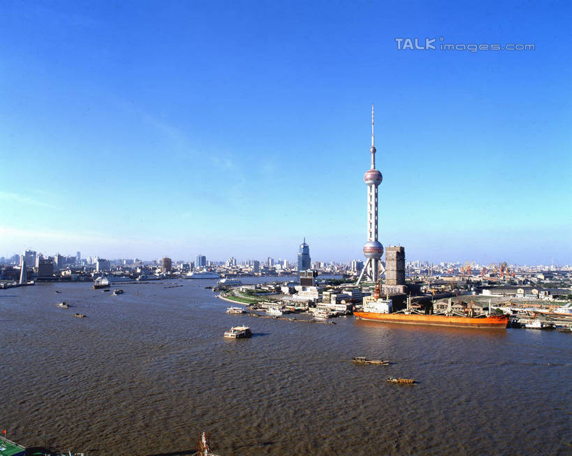 无人,高楼大厦,横图,全景,俯视,航拍,室外,白天,度假,美景,天际线,城市风光,标志建筑,城市,大厦,地标,建筑,摩天大楼,船,上海,中国,亚洲,景观,云,云朵,建筑群,云彩,娱乐,建设,东方明珠,黄浦江,金茂大厦,浦东,游轮,游船,蓝色,白云,蓝天,天空,交通工具,邮轮,外滩,天,享受,休闲,景色,放松,环球金融中心,晴朗,申,鸟瞰,载具,电视塔,柏悦酒店,国际贸易金融中心,合生国际大厦,花旗集团大厦,金融中心,陆家嘴,陆家嘴金融中心,浦东新区,上海环球金融中心,香格里拉酒店,震旦国际大楼,东亚,东方明珠电视塔,上海市,中华人民共和国,沪,华东地区,旅游船,晴空,彩图,高角度拍摄,大楼,高层建筑,高楼,摩天楼,黄埔滩,上海外滩,外黄埔滩,shrj1