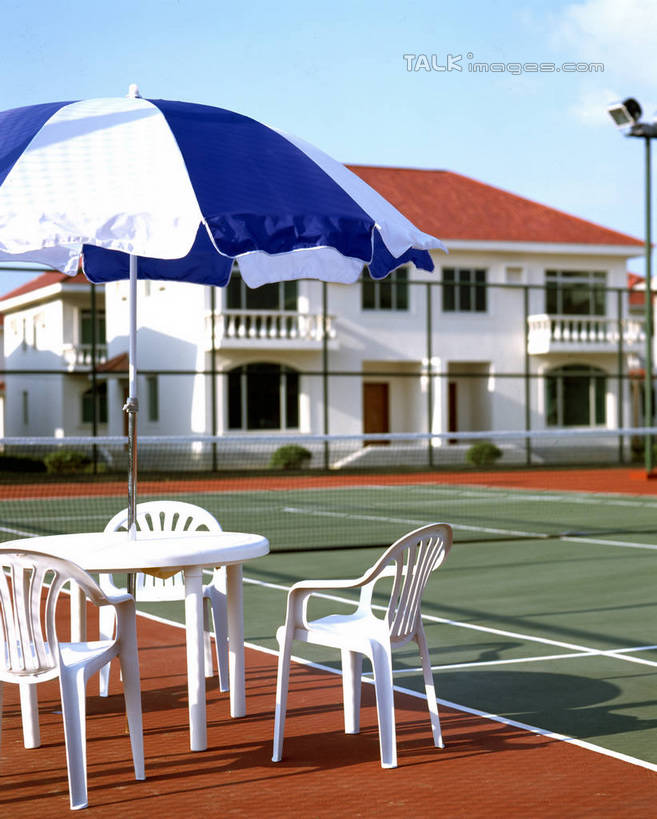 无人,家,竖图,室外,白天,正面,旅游,度假,草地,草坪,美景,植物,别墅,餐桌,桌子,城市风光,城市,建筑,椅子,照明,伞,雨伞,遮阳伞,塑料,房屋,屋子,景观,云,云朵,公寓,建筑群,球场,网球场,灯光,云彩,娱乐,阳伞,场地,建设,洋房,楼房,住宅,灯,草,树,树木,蓝色,绿色,白云,蓝天,天空,自然,塑料制品,灯具,天,享受,休闲,射灯,景色,放松,生长,晴朗,成长,餐台,照亮,太阳伞,照明设备,晴空,彩图,房子,网球场地,硬地场,shrj1