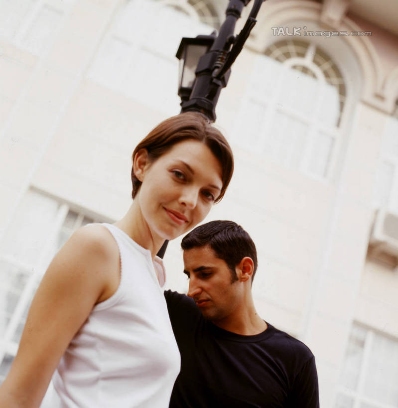 西方人,两个人,伙伴,朋友,模特,家,站,闭眼,竖图,室外,白天,仰视,友谊,窗户,路灯,照明,欧洲,欧洲人,服装,房屋,屋子,公寓,灯光,注视,休闲装,洋房,楼房,玻璃窗,住宅,灯,衣服,低头,观察,看,站着,休闲,休闲服,服饰,观看,照亮,察看,照明设备,关注,垂头,友情,男人,男性,年轻男性,年轻女性,女人,女性,白种人,模特儿,闭眼睛,闭着眼,闭着眼睛,站立,半身,彩图,低角度拍摄,房子,shrj1