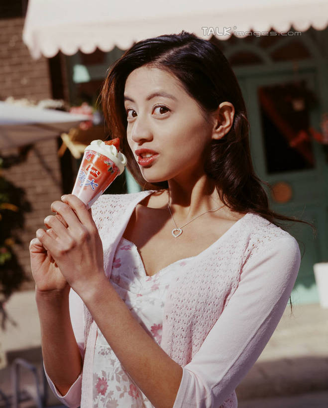 东方人,一个人,商店,站,笑,微笑,竖图,室外,白天,正面,亚洲,仅一个年轻女性,仅一个女性,仅一个人,握,阴影,服装,光线,影子,冰激凌,清凉,拿,拿着,注视,休闲装,黄种人,商铺,衣服,阳光,冷饮,观察,看,站着,休闲,舒服,休闲服,冰淇淋,握着,服饰,观看,解暑,察看,关注,解渴,雪糕,华夫饼,舒爽,窝夫,格子饼,华夫,格仔饼,压花蛋饼,冰糕,消暑,市肆,商号,年轻女性,女人,女性,亚洲人,站立,半身,彩图,店铺,蛋筒冰淇淋,冰淇淋蛋筒,shrj1