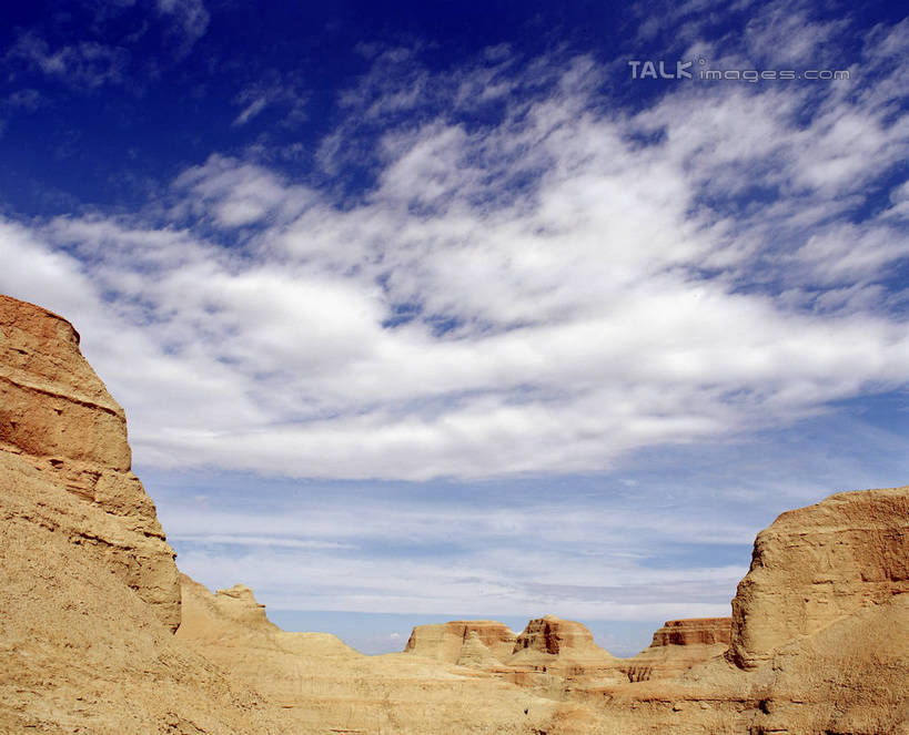 无人,横图,室外,白天,仰视,旅游,度假,石头,美景,山,山脉,峡谷,纹路,石子,纹理,景观,山峰,云,云朵,山谷,山峦,云彩,娱乐,蓝色,白云,蓝天,天空,自然,群山,天,享受,休闲,景色,放松,晴朗,连绵,绵延,岩层,自然风光,山岭,肌理,联贯,石块,岩石,晴空,彩图,低角度拍摄,shrj1