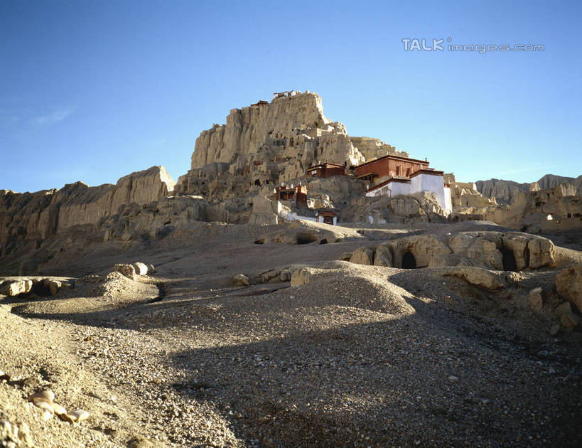 无人,家,横图,室外,白天,仰视,旅游,度假,草地,草坪,石头,美景,山,山脉,峡谷,植物,纹路,石子,纹理,房屋,屋子,景观,山峰,云,云朵,公寓,山谷,山峦,云彩,娱乐,洋房,楼房,住宅,草,蓝色,绿色,白云,蓝天,天空,自然,群山,天,享受,休闲,景色,放松,晴朗,连绵,绵延,岩层,自然风光,山岭,肌理,联贯,石块,岩石,晴空,彩图,低角度拍摄,房子,shrj1