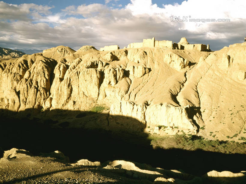 无人,横图,室外,白天,正面,旅游,度假,草地,草坪,河流,石头,美景,山,山脉,水,峡谷,植物,纹路,石子,纹理,河水,景观,山峰,水流,云,云朵,山谷,山峦,云彩,娱乐,草,蓝色,绿色,白云,蓝天,天空,自然,群山,天,享受,休闲,景色,放松,晴朗,连绵,绵延,岩层,自然风光,山岭,肌理,联贯,石块,岩石,晴空,彩图,shrj1