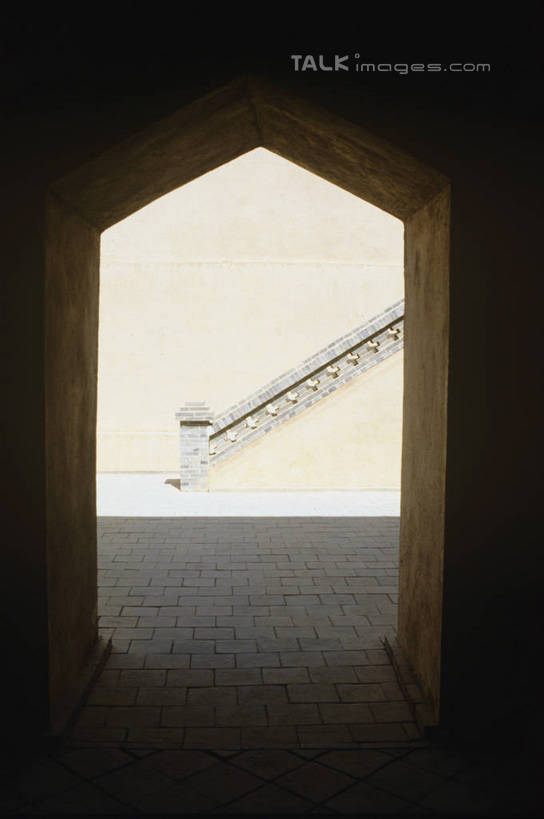 无人,栏杆,竖图,室内,白天,正面,旅游,度假,名胜古迹,楼梯,门,标志建筑,地标,建筑,遗迹,扶手,阶梯,墙,古迹,文物,娱乐,建设,古建筑,护栏,墙壁,墙面,台阶,门框,享受,休闲,旅游胜地,放松,古文明,彩图,shrj1