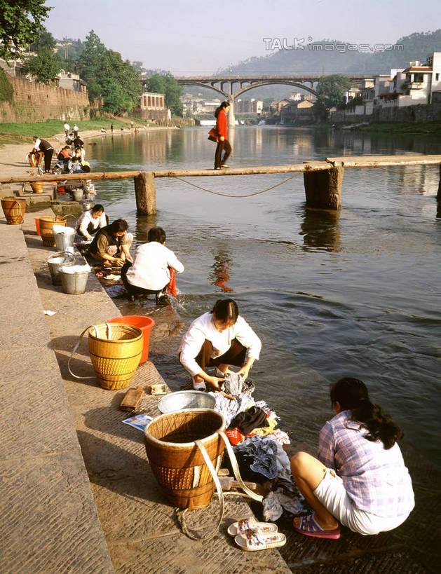 东方人,伙伴,朋友,蹲,竖图,室外,白天,正面,旅游,度假,友谊,河流,石头,美景,山,山脉,水,亚洲,阴影,服装,光线,工具,木桶,石子,桶,影子,河水,景观,山峰,水流,天桥,桥,山峦,许多人,注视,休闲装,黄种人,娱乐,衣服,蓝色,蓝天,天空,阳光,自然,容器,群山,天,观察,看,清洁,一群人,享受,休闲,休闲服,景色,放松,服饰,晴朗,观看,人行桥,储藏,察看,卫生,储存,关注,自然风光,保洁,万里无云,友情,女人,女性,中年女性,亚洲人,石块,晴空,晴空万里,蹲着,彩图,全身,贮存,洗衣板,shrj1