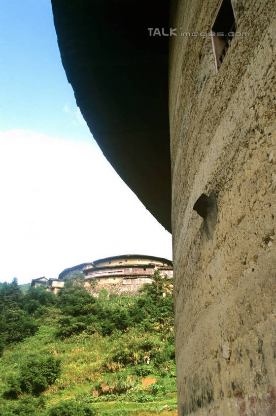 无人,家,竖图,室外,白天,仰视,旅游,度假,名胜古迹,植物,标志建筑,地标,建筑,阴影,遗迹,光线,影子,房屋,屋子,云,云朵,建筑群,云彩,古迹,文物,娱乐,建设,古建筑,楼房,住宅,树,树木,蓝色,绿色,白云,蓝天,天空,阳光,自然,天,享受,休闲,旅游胜地,放松,生长,晴朗,成长,古文明,土楼,晴空,彩图,低角度拍摄,房子,福建土楼,客家土楼,客家土围楼,圆形围屋,shrj1