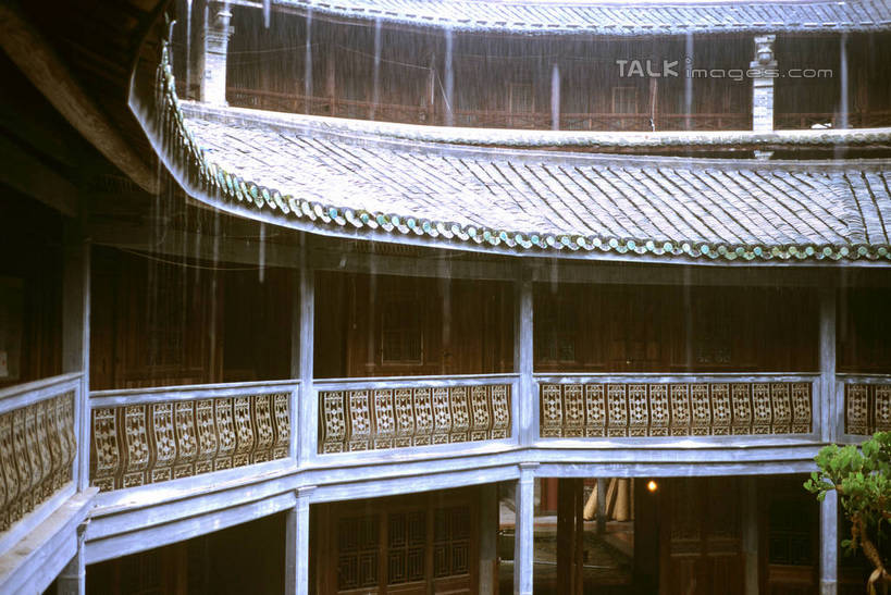 无人,家,横图,室外,白天,正面,旅游,度假,名胜古迹,标志建筑,地标,建筑,叶子,遗迹,瓦片,房屋,屋子,绿叶,瓦,古迹,文物,娱乐,建设,古建筑,楼房,住宅,享受,休闲,嫩叶,旅游胜地,放松,建造,古文明,屋瓦,土楼,叶,叶片,彩图,房子,福建土楼,客家土楼,客家土围楼,圆形围屋,shrj1