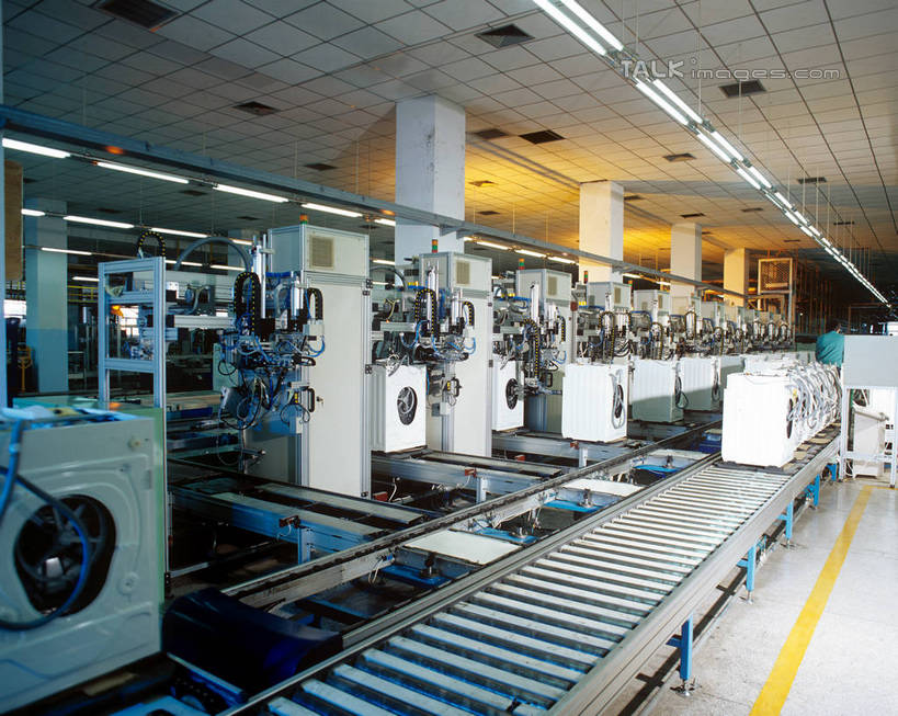 无人,工厂,搬运,横图,室内,白天,正面,车间,流水线,照明,传输,电器,灯光,顶灯,灯,灯具,工业,运输,洗衣机,照亮,传送带,便利,家电,家用电器,传送,照明设备,滚筒洗衣机,载具,传输带,方便,清洗,洗涤,彩图,制造厂,生产工厂,shrj1