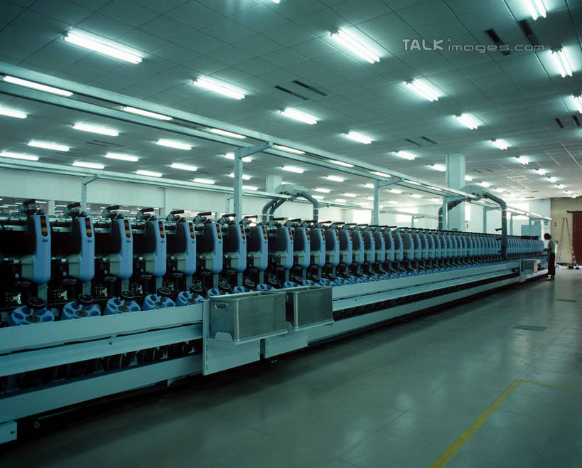 无人,工厂,横图,室内,白天,正面,车间,机器,流水线,照明,一排,阴影,整齐,并列,并排,光线,影子,灯光,顶灯,灯,排列,灯具,工业,照亮,制造,机床,照明设备,队列,平行,车床,彩图,制造厂,工具机,工作母机,生产工厂,shrj1