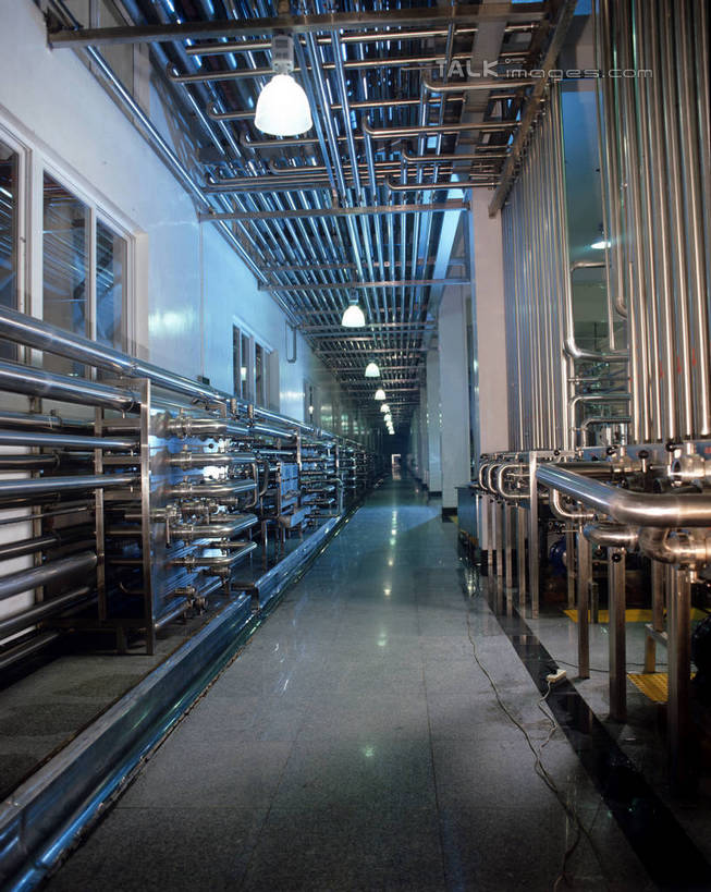 无人,工厂,搬运,竖图,室内,白天,正面,车间,流水线,窗户,照明,阴影,传输,光线,影子,走道,走廊,过道,灯光,吊灯,玻璃窗,灯,灯具,工业,运输,照亮,传送带,便利,传送,照明设备,载具,传输带,方便,彩图,制造厂,生产工厂,shrj1