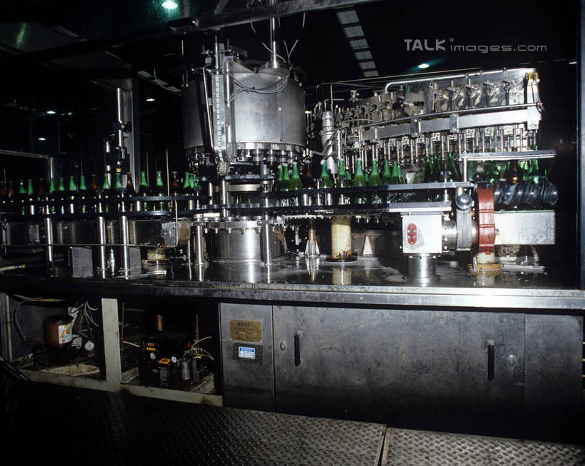 啤酒,无人,工厂,搬运,横图,室内,白天,正面,车间,流水线,阴影,传输,光线,影子,灯光,酒类,红酒瓶,玻璃制品,酒,酒瓶,饮料,玻璃瓶,瓶子,工业,运输,传送带,便利,传送,葡萄酒瓶,载具,传输带,方便,彩图,制造厂,生产工厂,shrj1