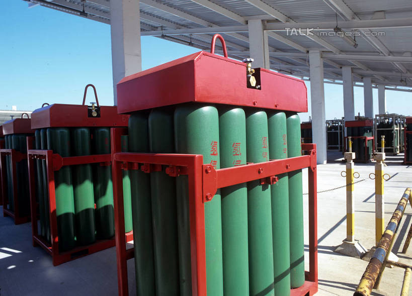 无人,工厂,横图,室外,白天,仰视,车间,流水线,金属制品,许多,阴影,光线,金属,液体,影子,很多,蓝色,蓝天,天空,阳光,瓶子,天,工业,晴朗,万里无云,无色,无味,晴空,晴空万里,彩图,低角度拍摄,制造厂,不可燃,惰性,无腐蚀性,液氮,生产工厂,氮气,低温,shrj1