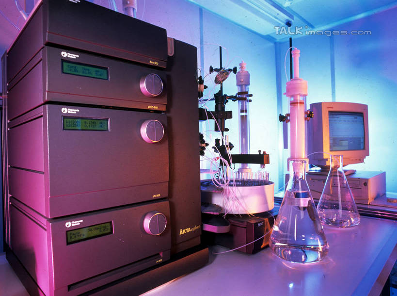 无人,横图,室内,白天,正面,电脑,显示器,鼠标,键盘,实验,仪器,桌面,桌子,朦胧,模糊,研究,透明,分析,网络,化学,测试,烧瓶,锥形瓶,实验室,研究室,输入设备,通讯设备,玻璃制品,玻璃瓶,瓶子,器皿,台式电脑,通信设备,工作台,输出设备,试验室,玻璃仪器,试验耗材,实验用品,三角烧瓶,依氏烧瓶,锥形烧瓶,彩图,实验台,实验桌,shrj1