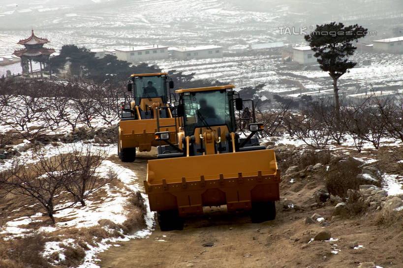东方人,两个人,伙伴,朋友,坐,横图,室外,白天,正面,工作服,制服,友谊,合作,团队,技术,山,山脉,树林,雪,植物,大雪,建筑,亚洲,积雪,山峰,雪景,冬季,冬天,山峦,黄种人,车,树,树木,施工,工人,绿色,自然,交通工具,群山,驾驶,行驶,机械,工程车,寒冷,战略,生长,成长,操纵,控制,工程,载具,推土机,操控,矿工,联合,合谋,严寒,把持,交通运输,工作制服,工作车,施工车,配合,协作,男人,男性,年轻男性,亚洲人,员工,坐着,彩图,全身,工作套服,矿山工人,匠人,劳动者,体力工,shrj1