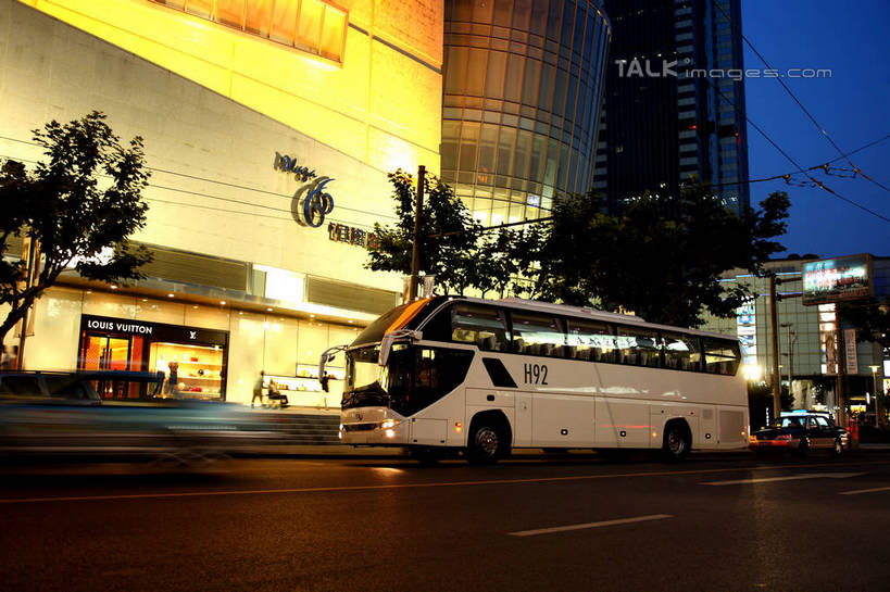 无人,高楼大厦,商店,横图,彩色,室外,夜晚,仰视,购物,度假,消费,美景,植物,城市风光,超市,城市,大厦,道路,建筑,路,摩天大楼,霓虹灯,商场,公路,公共汽车,上海,中国,亚洲,一辆,阴影,光线,影子,景观,灯光,分界线,巴士,七彩,停车线,公交车,交通,娱乐,光源,霓虹,车,灯,树,树木,南京西路,绿色,自然,交通工具,享受,休闲,景色,放松,金融,百货,生长,成长,车行道,车行道分界线,恒隆广场,申,照明设备,载具,标线,选购,贸易,百货公司,东亚,车行线,静安区,上海市,中华人民共和国,沪,华东地区,氖灯,血拼,马路,彩图,低角度拍摄,大楼,高层建筑,高楼,购物商场,购物中心,摩天楼,商业中心,shrj1