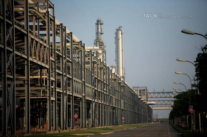 无人,工厂,横图,室外,白天,仰视,度假,车间,流水线,美景,植物,城市风光,城市,道路,路,路灯,照明,一排,阴影,整齐,光线,影子,支架,景观,小路,灯光,交通,娱乐,管道,架子,脚手架,灯,树,树木,排列,施工,蓝色,绿色,蓝天,天空,阳光,自然,容器,天,享受,休闲,油罐,储油罐,炼油厂,景色,放松,工业,生长,晴朗,成长,储藏,支撑,照亮,固定,照明设备,储存,队列,万里无云,存油罐,贮油罐,晴空,晴空万里,彩图,低角度拍摄,制造厂,生产工厂,贮存,稳固,shrj1