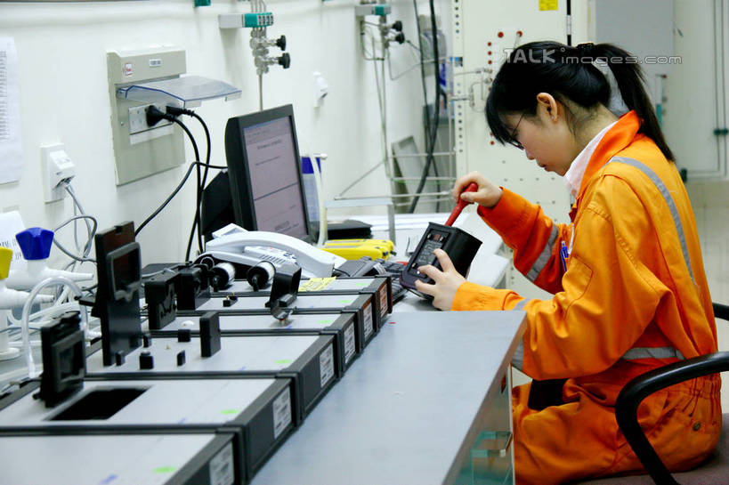 东方人,一个人,工程师,建筑师,办公室,坐,横图,室内,白天,侧面,工作服,制服,电脑,显示器,鼠标,键盘,家具,桌子,椅子,金属制品,亚洲,仅一个年轻女性,仅一个女性,仅一个人,连接,握,组合,电力,网络,金属,电线,工具,线,办公桌,电能,拿,线路,拿着,注视,黄种人,输入设备,通讯设备,会议椅,低头,观察,看,台式电脑,握着,观看,螺丝刀,电,起子,链接,电源,电源线,办公椅,五金,察看,紧固,关注,拼接,拼凑,通信设备,能量,输出设备,办公家具,拼合,凑集,聚合,撮合,链结,牢固,改锥,商务椅,培训椅,工作制服,管理,建筑工程师,年轻女性,女人,女性,亚洲人,设计,坐着,半身,彩图,工作套服,安全服,反光背心,反光服,反光衣,画则师,图则师,则师,评估,人员,shrj1