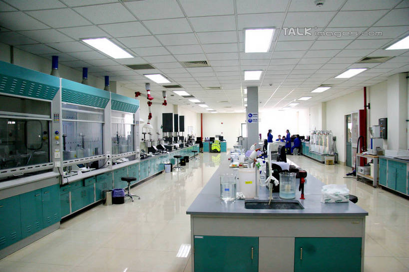 无人,横图,室内,白天,正面,实验,仪器,窗户,桌面,桌子,杯子,照明,阴影,检查,研究,透明,反射,分析,光线,科学,化学,测试,烧杯,显微镜,影子,实验室,研究室,灯光,顶灯,玻璃窗,玻璃制品,灯,玻璃瓶,瓶子,灯具,观察,器皿,清晰,探索,放大,观看,仔细,照亮,透镜,凸透镜,聚焦,照明设备,关注,工作台,计量,试验室,玻璃仪器,试验耗材,实验用品,光学,清楚,玻璃杯,彩图,实验台,实验桌,shrj1