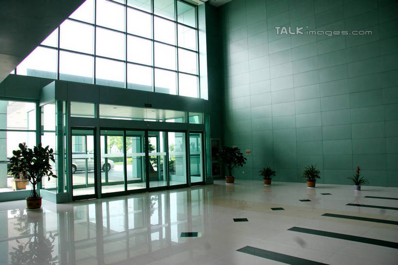 无人,横图,室内,白天,正面,植物,窗户,落地窗,门,花盆,瓷砖,地砖,盆栽,陶瓷,墙,盆景,陶瓷制品,地面,玻璃窗,墙壁,墙面,绿色,自然,容器,门框,生长,成长,储藏,储存,彩图,贮存,shrj1