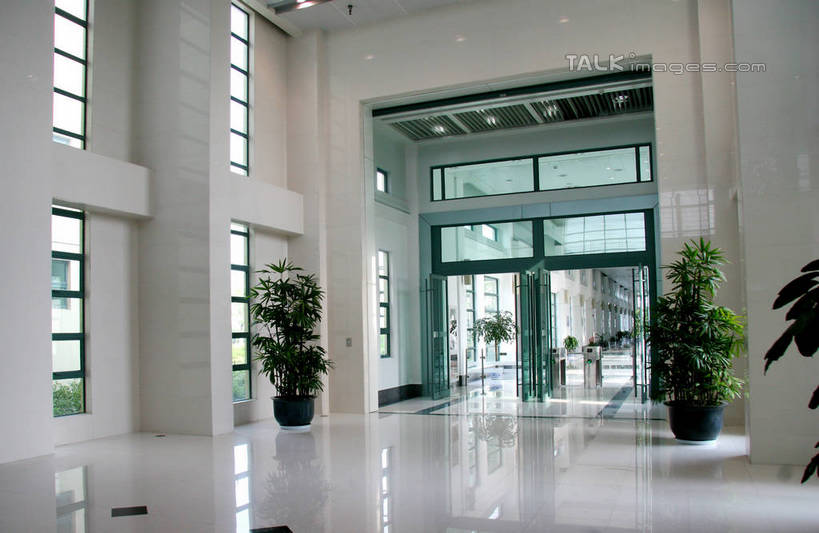 无人,横图,室内,白天,正面,植物,窗户,落地窗,门,花盆,瓷砖,地砖,盆栽,陶瓷,墙,盆景,陶瓷制品,地面,玻璃窗,墙壁,墙面,绿色,自然,容器,门框,生长,成长,储藏,储存,彩图,贮存,shrj1