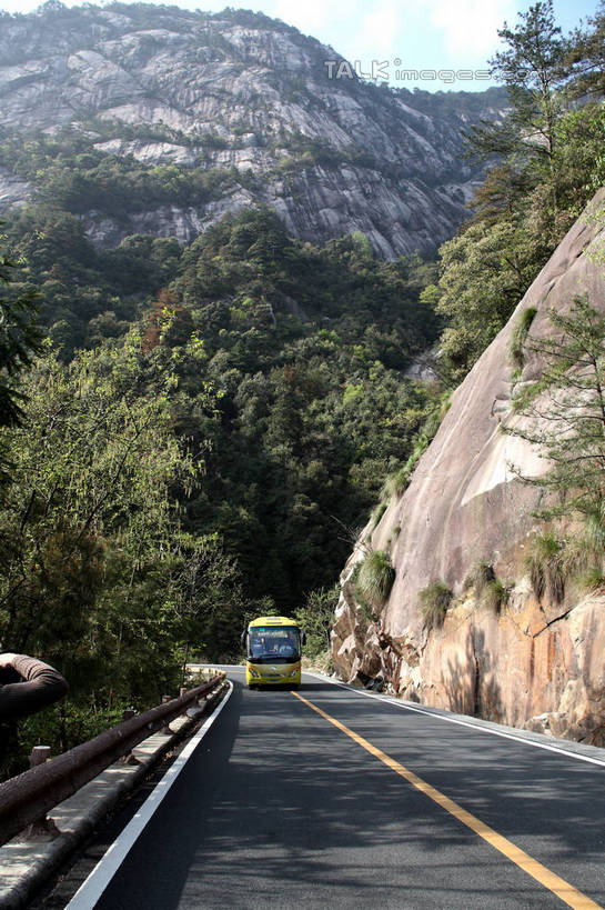 无人,竖图,室外,白天,正面,消失点,旅游,度假,美景,山,山脉,树林,植物,壁纸,道路,路,公路,景观,山峰,云,云朵,分界线,停车线,交通,山峦,云彩,娱乐,树,树木,蓝色,绿色,白云,蓝天,天空,自然,群山,天,享受,休闲,景色,放松,生长,晴朗,成长,车行道,车行道分界线,自然风光,标线,车行线,墙纸,晴空,马路,彩图,没影点,灭点,shrj1