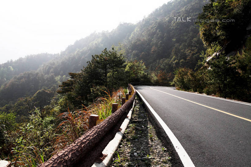 无人,横图,室外,白天,正面,消失点,旅游,度假,美景,山,山脉,树林,植物,壁纸,道路,路,公路,景观,山峰,云,云朵,分界线,停车线,交通,山峦,云彩,娱乐,树,树木,蓝色,绿色,白云,蓝天,天空,自然,群山,天,享受,休闲,景色,放松,生长,晴朗,成长,车行道,车行道分界线,自然风光,标线,车行线,墙纸,晴空,马路,彩图,没影点,灭点,shrj1