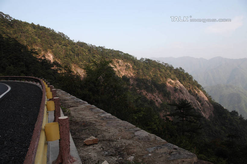 无人,横图,室外,白天,正面,消失点,旅游,度假,美景,山,山脉,树林,植物,壁纸,道路,路,公路,景观,山峰,云,云朵,分界线,停车线,交通,山峦,云彩,娱乐,树,树木,蓝色,绿色,白云,蓝天,天空,自然,群山,天,享受,休闲,景色,放松,生长,晴朗,成长,车行道,车行道分界线,自然风光,标线,车行线,墙纸,晴空,马路,彩图,没影点,灭点,shrj1
