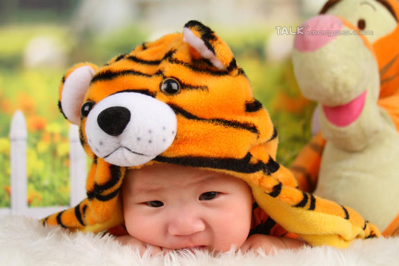 东方人,婴儿,儿童,脸,头,脸颊,一个人,横图,室内,特写,白天,背景,正面,游戏,纯洁,地毯,帽子,玩具,亚洲,仅一个人,服装,朦胧,模糊,装饰,编织,玩偶,手工艺品,织物,玩,注视,黄种人,娱乐,一只,小孩,衣服,工艺品,观察,看,趴着,休闲,可爱,益智,摄影,服饰,毛绒玩具,活泼,影棚,观看,华丽,修饰,安慰,点缀,察看,衣着,穿着,发泄,关注,消遣,宝宝,表演服,演出服,纯真,烂漫,无邪,宣泄,衬托,美观,雅致,雅观,衣饰,道具服,伶俐,天真,亚洲人,孩子,头部,脸部,脸蛋,面部,老虎,趴,玩耍,嬉戏,半身,布景,彩图,影棚拍摄,拍摄,shsc1