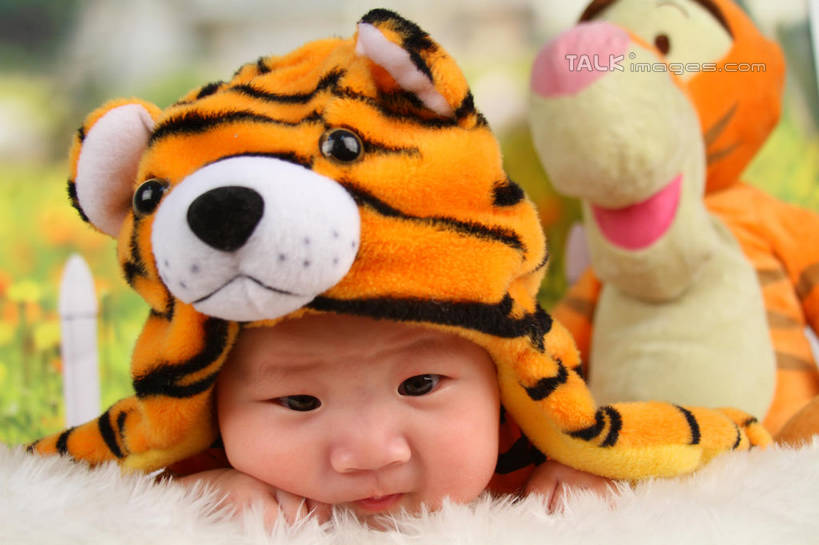 东方人,婴儿,儿童,脸,头,脸颊,一个人,横图,室内,特写,白天,背景,正面,游戏,纯洁,地毯,帽子,玩具,亚洲,仅一个人,服装,朦胧,模糊,装饰,编织,玩偶,手工艺品,织物,玩,注视,黄种人,娱乐,一只,小孩,衣服,工艺品,观察,看,趴着,休闲,可爱,益智,摄影,服饰,毛绒玩具,活泼,影棚,观看,华丽,修饰,安慰,点缀,察看,衣着,穿着,发泄,关注,消遣,宝宝,表演服,演出服,纯真,烂漫,无邪,宣泄,衬托,美观,雅致,雅观,衣饰,道具服,伶俐,天真,亚洲人,孩子,头部,脸部,脸蛋,面部,老虎,趴,玩耍,嬉戏,半身,布景,彩图,影棚拍摄,拍摄,shsc1