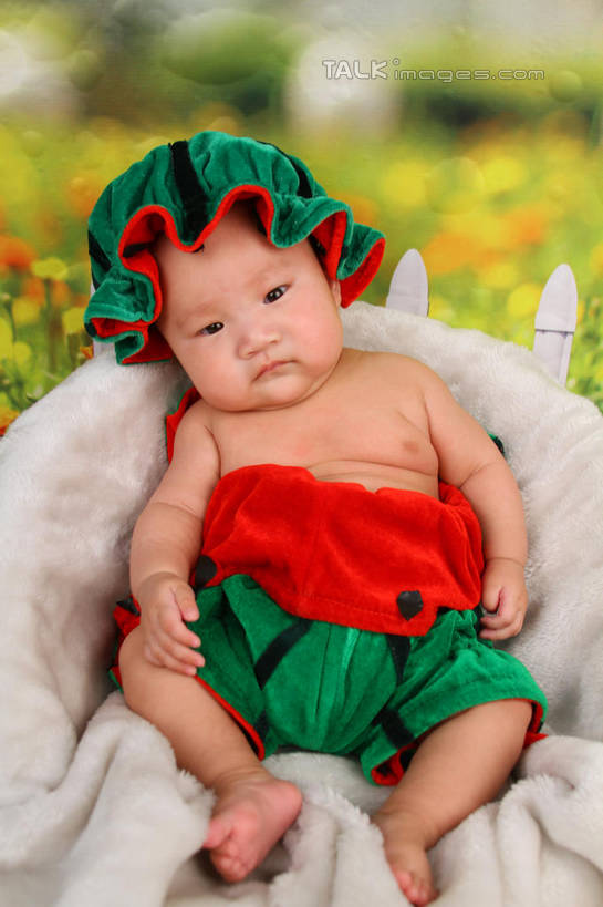 东方人,婴儿,儿童,一个人,坐,竖图,室内,白天,背景,正面,纯洁,沙发,西瓜,帽子,纺织品,亚洲,仅一个人,服装,朦胧,模糊,装饰,毛毯,毯子,注视,黄种人,纺织,小孩,衣服,垫子,观察,看,温暖,可爱,摄影,服饰,活泼,影棚,观看,华丽,修饰,点缀,察看,衣着,穿着,关注,宝宝,表演服,演出服,布艺沙发,纯真,烂漫,无邪,衬托,美观,雅致,雅观,衣饰,道具服,伶俐,天真,亚洲人,孩子,寒瓜,坐着,布景,彩图,全身,影棚拍摄,拍摄,shsc1