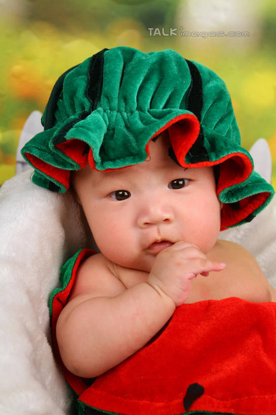 东方人,婴儿,儿童,一个人,坐,竖图,室内,白天,背景,正面,纯洁,沙发,西瓜,帽子,纺织品,亚洲,仅一个人,服装,朦胧,模糊,装饰,毛毯,毯子,注视,黄种人,纺织,小孩,衣服,垫子,观察,看,温暖,可爱,摄影,服饰,活泼,影棚,观看,华丽,修饰,点缀,察看,衣着,穿着,关注,宝宝,表演服,演出服,布艺沙发,纯真,烂漫,无邪,衬托,美观,雅致,雅观,衣饰,道具服,伶俐,天真,亚洲人,孩子,寒瓜,坐着,半身,布景,彩图,影棚拍摄,拍摄,shsc1