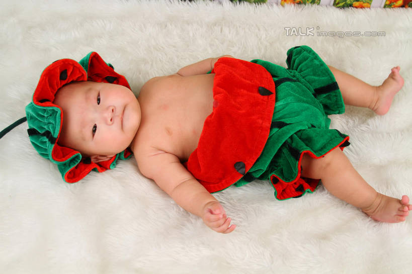 东方人,婴儿,儿童,一个人,躺,横图,俯视,室内,白天,背景,纯洁,地毯,西瓜,帽子,亚洲,仅一个人,服装,装饰,编织,手工艺品,织物,注视,黄种人,小孩,衣服,工艺品,观察,看,可爱,摄影,服饰,活泼,影棚,观看,华丽,修饰,点缀,察看,衣着,穿着,关注,宝宝,表演服,演出服,纯真,烂漫,无邪,衬托,美观,雅致,雅观,衣饰,道具服,卧着,伶俐,天真,亚洲人,孩子,寒瓜,躺着,卧,布景,彩图,高角度拍摄,全身,影棚拍摄,拍摄,shsc1