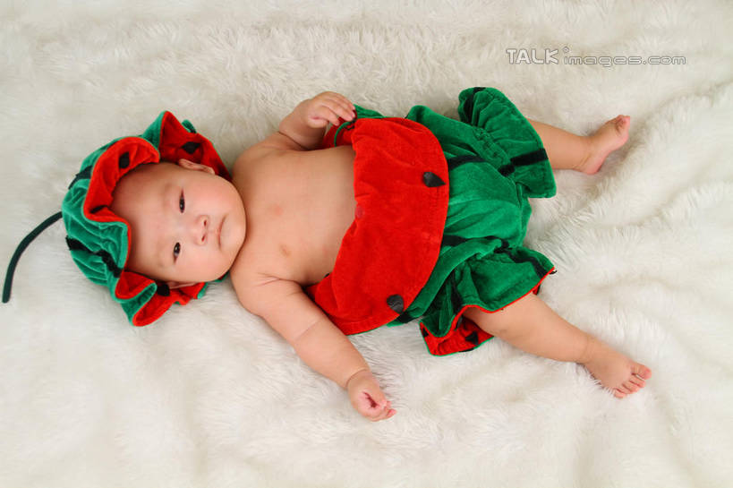 东方人,婴儿,儿童,一个人,躺,横图,俯视,室内,白天,背景,纯洁,地毯,西瓜,帽子,亚洲,仅一个人,服装,装饰,编织,手工艺品,织物,注视,黄种人,小孩,衣服,工艺品,观察,看,可爱,摄影,服饰,活泼,影棚,观看,华丽,修饰,点缀,察看,衣着,穿着,关注,宝宝,表演服,演出服,纯真,烂漫,无邪,衬托,美观,雅致,雅观,衣饰,道具服,卧着,伶俐,天真,亚洲人,孩子,寒瓜,躺着,卧,布景,彩图,高角度拍摄,全身,影棚拍摄,拍摄,shsc1