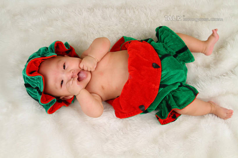 东方人,婴儿,儿童,一个人,躺,横图,俯视,室内,白天,背景,纯洁,地毯,西瓜,帽子,亚洲,仅一个人,服装,装饰,编织,手工艺品,织物,注视,黄种人,小孩,衣服,工艺品,观察,看,张嘴,可爱,摄影,服饰,活泼,影棚,观看,华丽,修饰,点缀,察看,衣着,穿着,关注,宝宝,表演服,演出服,张大嘴巴,纯真,烂漫,无邪,衬托,美观,雅致,雅观,衣饰,道具服,卧着,伶俐,天真,亚洲人,孩子,张开嘴,寒瓜,躺着,卧,布景,彩图,高角度拍摄,全身,影棚拍摄,拍摄,shsc1