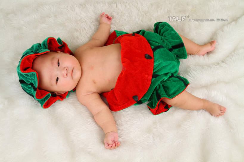 东方人,婴儿,儿童,一个人,躺,伸展双臂,横图,俯视,室内,白天,背景,纯洁,地毯,西瓜,帽子,亚洲,仅一个人,服装,装饰,编织,手工艺品,织物,注视,黄种人,小孩,衣服,工艺品,观察,看,可爱,摄影,服饰,活泼,影棚,观看,华丽,修饰,点缀,察看,衣着,穿着,关注,宝宝,表演服,演出服,纯真,烂漫,无邪,衬托,美观,雅致,雅观,衣饰,道具服,卧着,伶俐,天真,亚洲人,孩子,寒瓜,敞开双臂,伸开双臂,躺着,卧,展开双肩,张开手臂,张开双臂,布景,彩图,高角度拍摄,全身,影棚拍摄,拍摄,shsc1