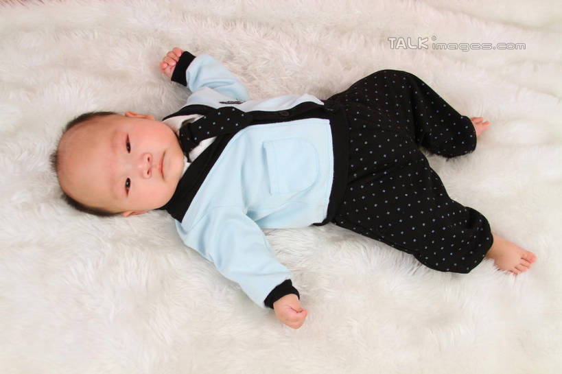 东方人,婴儿,儿童,一个人,躺,伸展双臂,横图,俯视,室内,白天,背景,婴儿服装,纯洁,地毯,亚洲,仅一个人,服装,装饰,编织,手工艺品,织物,注视,黄种人,小孩,衣服,工艺品,观察,看,可爱,摄影,服饰,活泼,影棚,观看,华丽,修饰,点缀,察看,衣着,穿着,关注,宝宝,纯真,烂漫,无邪,衬托,美观,雅致,雅观,衣饰,卧着,伶俐,天真,亚洲人,孩子,敞开双臂,伸开双臂,躺着,卧,展开双肩,张开手臂,张开双臂,布景,彩图,高角度拍摄,全身,影棚拍摄,婴儿服,拍摄,shsc1