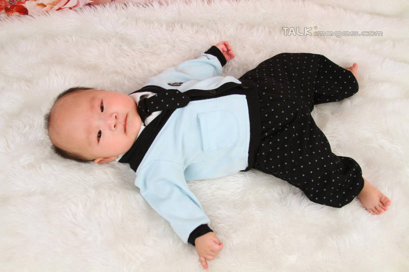 东方人,婴儿,儿童,一个人,躺,伸展双臂,横图,俯视,室内,白天,背景,婴儿服装,纯洁,地毯,亚洲,仅一个人,服装,装饰,编织,手工艺品,织物,注视,黄种人,小孩,衣服,工艺品,观察,看,可爱,摄影,服饰,活泼,影棚,观看,华丽,修饰,点缀,察看,衣着,穿着,关注,宝宝,纯真,烂漫,无邪,衬托,美观,雅致,雅观,衣饰,卧着,伶俐,天真,亚洲人,孩子,敞开双臂,伸开双臂,躺着,卧,展开双肩,张开手臂,张开双臂,布景,彩图,高角度拍摄,全身,影棚拍摄,婴儿服,拍摄,shsc1