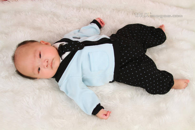 东方人,婴儿,儿童,一个人,躺,伸展双臂,横图,俯视,室内,白天,背景,婴儿服装,纯洁,地毯,亚洲,仅一个人,服装,装饰,编织,手工艺品,织物,注视,黄种人,小孩,衣服,工艺品,观察,看,可爱,摄影,服饰,活泼,影棚,观看,华丽,修饰,点缀,察看,衣着,穿着,关注,宝宝,纯真,烂漫,无邪,衬托,美观,雅致,雅观,衣饰,卧着,伶俐,天真,亚洲人,孩子,敞开双臂,伸开双臂,躺着,卧,展开双肩,张开手臂,张开双臂,布景,彩图,高角度拍摄,全身,影棚拍摄,婴儿服,拍摄,shsc1