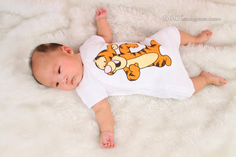 东方人,婴儿,儿童,一个人,躺,伸展双臂,横图,俯视,室内,白天,背景,婴儿服装,纯洁,地毯,亚洲,仅一个人,服装,装饰,编织,手工艺品,织物,注视,黄种人,小孩,衣服,工艺品,观察,看,可爱,摄影,服饰,活泼,影棚,观看,华丽,修饰,点缀,察看,衣着,穿着,关注,宝宝,纯真,烂漫,无邪,衬托,美观,雅致,雅观,衣饰,卧着,伶俐,天真,亚洲人,孩子,敞开双臂,伸开双臂,躺着,卧,展开双肩,张开手臂,张开双臂,布景,彩图,高角度拍摄,全身,影棚拍摄,婴儿服,拍摄,shsc1