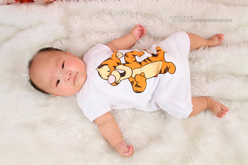 东方人,婴儿,儿童,一个人,躺,伸展双臂,横图,俯视,室内,白天,背景,婴儿服装,纯洁,地毯,亚洲,仅一个人,服装,装饰,编织,手工艺品,织物,注视,黄种人,小孩,衣服,工艺品,观察,看,可爱,摄影,服饰,活泼,影棚,观看,华丽,修饰,点缀,察看,衣着,穿着,关注,宝宝,纯真,烂漫,无邪,衬托,美观,雅致,雅观,衣饰,卧着,伶俐,天真,亚洲人,孩子,敞开双臂,伸开双臂,躺着,卧,展开双肩,张开手臂,张开双臂,布景,彩图,高角度拍摄,全身,影棚拍摄,婴儿服,拍摄,shsc1