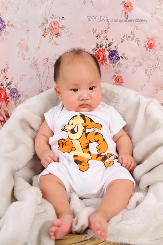 东方人,婴儿,儿童,一个人,坐,竖图,室内,白天,背景,正面,婴儿服装,纯洁,沙发,纺织品,亚洲,仅一个人,服装,装饰,毛毯,毯子,注视,黄种人,纺织,小孩,衣服,垫子,观察,看,温暖,可爱,摄影,服饰,活泼,影棚,观看,华丽,修饰,点缀,察看,衣着,穿着,关注,宝宝,布艺沙发,纯真,烂漫,无邪,衬托,美观,雅致,雅观,衣饰,伶俐,天真,亚洲人,孩子,坐着,布景,彩图,全身,影棚拍摄,婴儿服,拍摄,shsc1