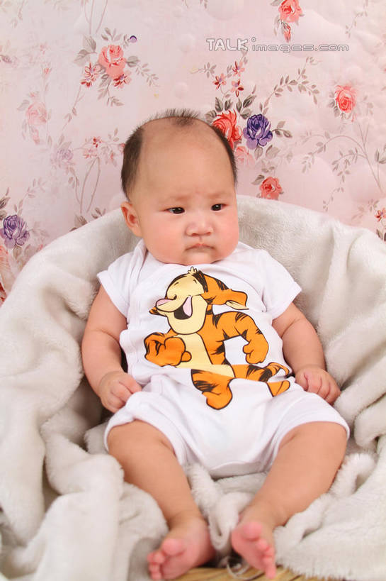 东方人,婴儿,儿童,一个人,坐,竖图,室内,白天,背景,正面,婴儿服装,纯洁,沙发,纺织品,亚洲,仅一个人,服装,装饰,毛毯,毯子,注视,黄种人,纺织,小孩,衣服,垫子,观察,看,温暖,可爱,摄影,服饰,活泼,影棚,观看,华丽,修饰,点缀,察看,衣着,穿着,关注,宝宝,布艺沙发,纯真,烂漫,无邪,衬托,美观,雅致,雅观,衣饰,伶俐,天真,亚洲人,孩子,坐着,布景,彩图,全身,影棚拍摄,婴儿服,拍摄,shsc1