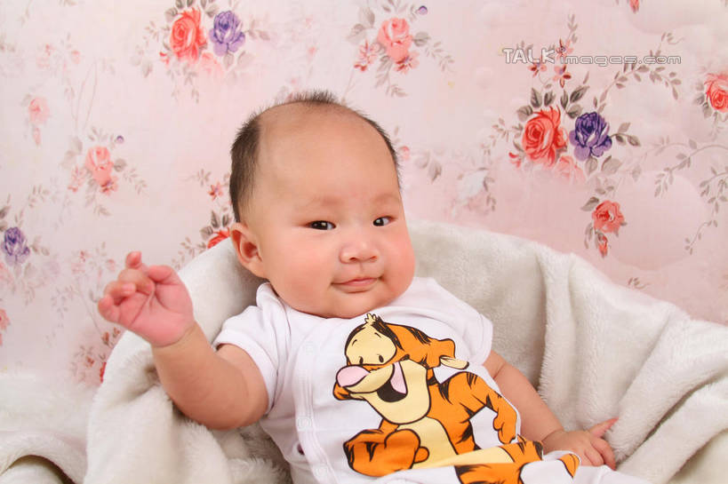 东方人,婴儿,儿童,一个人,坐,举,横图,室内,白天,背景,正面,婴儿服装,纯洁,沙发,纺织品,亚洲,仅一个人,服装,装饰,毛毯,毯子,注视,黄种人,纺织,小孩,衣服,垫子,观察,看,托,温暖,可爱,摄影,服饰,活泼,影棚,观看,华丽,修饰,点缀,察看,衣着,穿着,关注,宝宝,布艺沙发,纯真,烂漫,无邪,衬托,美观,雅致,雅观,衣饰,伶俐,天真,亚洲人,孩子,举起,举手,举着,向上举,向上伸,向上托,坐着,半身,布景,彩图,影棚拍摄,婴儿服,拍摄,shsc1