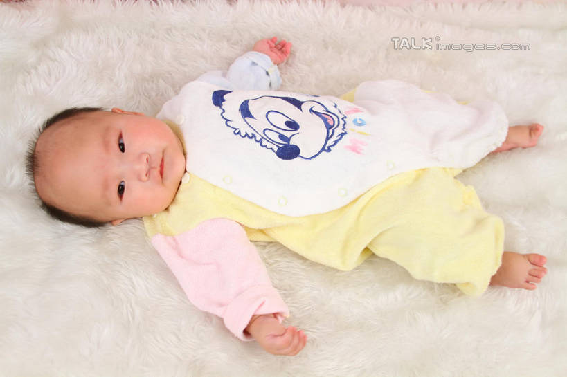 东方人,婴儿,儿童,一个人,躺,伸展双臂,横图,俯视,室内,白天,背景,婴儿服装,纯洁,地毯,亚洲,仅一个人,服装,装饰,编织,手工艺品,织物,注视,黄种人,小孩,衣服,工艺品,观察,看,可爱,摄影,服饰,活泼,影棚,观看,华丽,修饰,点缀,察看,衣着,穿着,关注,宝宝,纯真,烂漫,无邪,衬托,美观,雅致,雅观,衣饰,卧着,伶俐,天真,亚洲人,孩子,敞开双臂,伸开双臂,躺着,卧,展开双肩,张开手臂,张开双臂,布景,彩图,高角度拍摄,全身,影棚拍摄,婴儿服,拍摄,shsc1