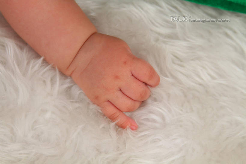 东方人,婴儿,儿童,手,一个人,横图,俯视,室内,特写,白天,背景,纯洁,地毯,亚洲,仅一个人,装饰,编织,手工艺品,织物,黄种人,小孩,工艺品,手部,可爱,摄影,活泼,影棚,单手,华丽,修饰,点缀,宝宝,纯真,烂漫,无邪,衬托,美观,雅致,雅观,伶俐,天真,亚洲人,孩子,半身,布景,彩图,高角度拍摄,影棚拍摄,拍摄,shsc1