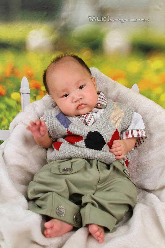 东方人,婴儿,儿童,一个人,坐,竖图,室内,白天,背景,正面,婴儿服装,纯洁,沙发,纺织品,亚洲,仅一个人,服装,朦胧,模糊,装饰,毛毯,毯子,注视,黄种人,纺织,小孩,衣服,垫子,观察,看,温暖,可爱,摄影,服饰,活泼,影棚,观看,华丽,修饰,点缀,察看,衣着,穿着,关注,宝宝,布艺沙发,纯真,烂漫,无邪,衬托,美观,雅致,雅观,衣饰,伶俐,天真,亚洲人,孩子,坐着,布景,彩图,全身,影棚拍摄,婴儿服,拍摄,shsc1