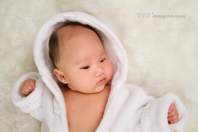 东方人,婴儿,儿童,一个人,躺,横图,俯视,室内,白天,背景,浴袍,纯洁,地毯,帽子,亚洲,仅一个人,装饰,编织,手工艺品,织物,注视,黄种人,小孩,白色,工艺品,观察,看,可爱,摄影,活泼,影棚,观看,华丽,修饰,点缀,察看,关注,宝宝,纯真,烂漫,无邪,衬托,美观,雅致,雅观,卧着,伶俐,天真,亚洲人,孩子,躺着,卧,半身,布景,彩图,高角度拍摄,影棚拍摄,汤帷子,浴衣,拍摄,shsc1