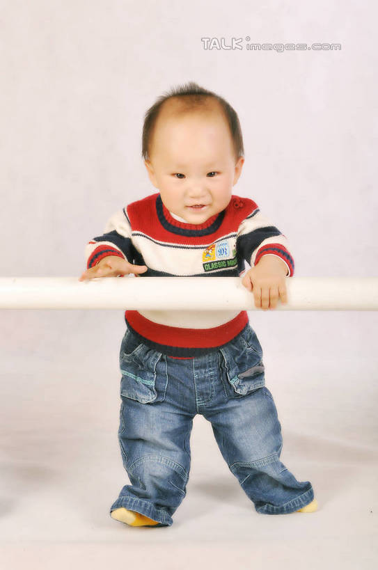 东方人,婴儿,儿童,头发,一个人,站,拉,抱,笑,微笑,露齿笑,竖图,室内,白天,正面,毛衣,纯洁,亚洲,仅一个人,粉色背景,棒子,格子,柱子,注视,黄种人,袜子,小孩,黄色,红色,白色,黑色,观察,看,站着,可爱,凝视,摄影,活泼,影棚,抱着,观看,察看,毛发,搂着,关注,金箍棒,长棒,乌黑,宝宝,纯真,烂漫,无邪,伶俐,天真,男孩,亚洲人,孩子,搂,站立,彩图,全身,影棚拍摄,绒衣,套衫,套头毛衣,线衣,拍摄,shsc1